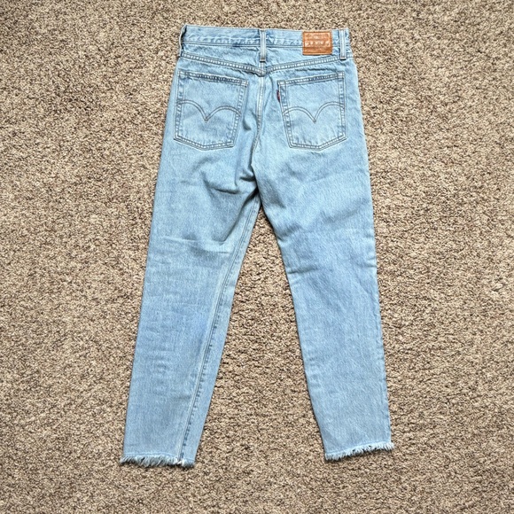 Levi’s premium wedgie light wash distressed jeans size 26 in great condition - Picture 5 of 5